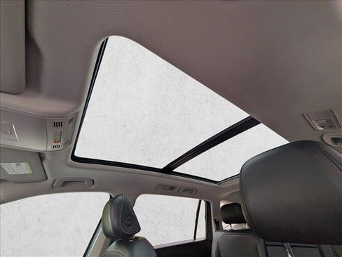 Used 2021 Volkswagen Tiguan SE w/ Panoramic Sunroof Package AWD/4WD image 14