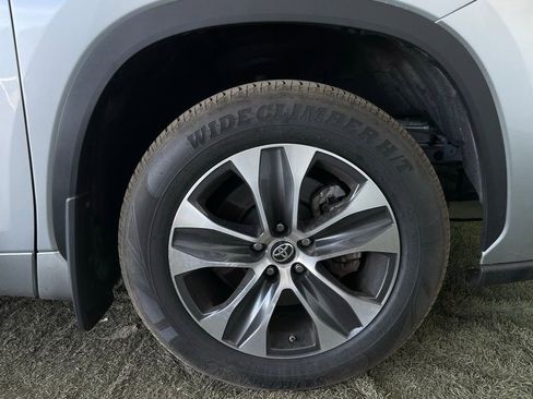 Used 2020 Toyota Highlander XLE image 12