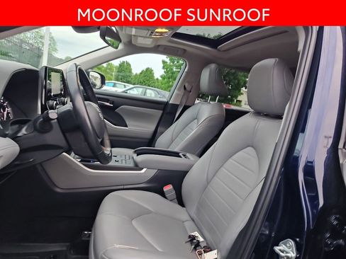 Used 2022 Toyota Highlander XLE AWD/4WD image 6