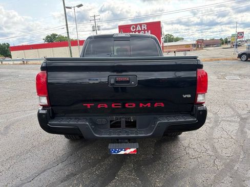 Used 2017 Toyota Tacoma TRD Sport AWD/4WD image 6