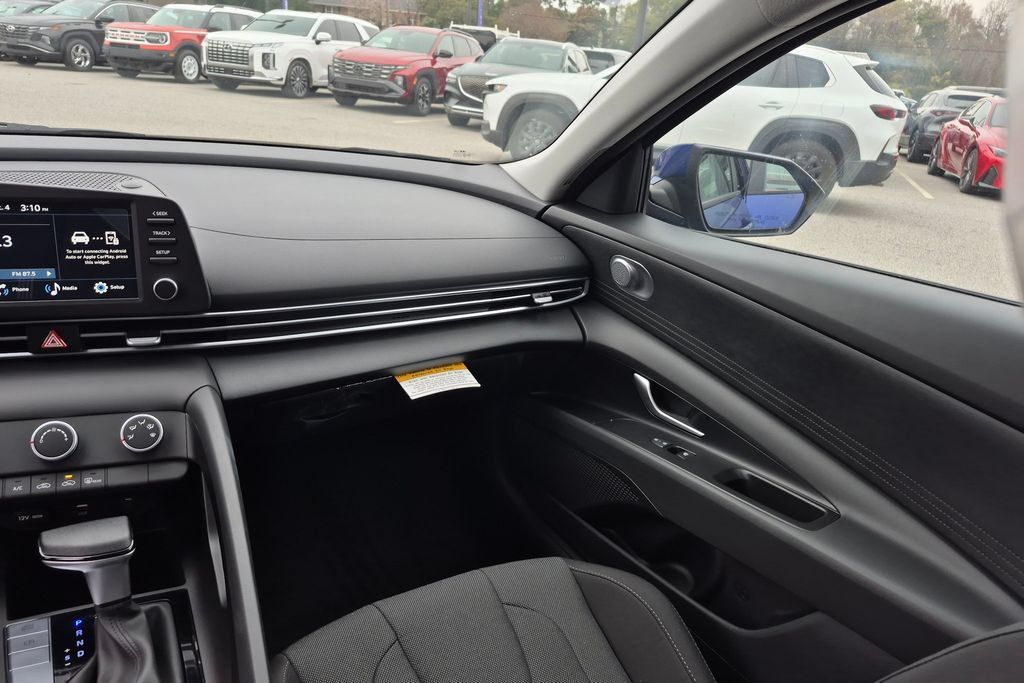 New 2026 Hyundai Elantra SE FWD image 19