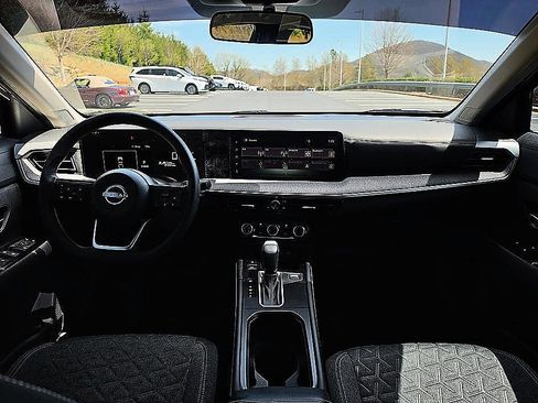 Used 2025 Nissan Kicks SV AWD/4WD image 18