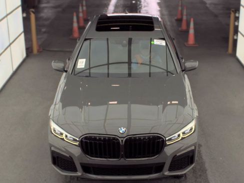 Used 2022 BMW 740i w/ M Sport Package RWD image 2