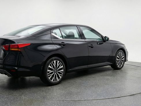 Used 2025 Nissan Altima 2.5 SV image 9