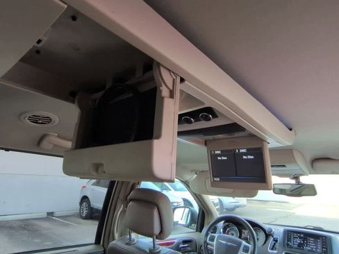 Used 2014 Chrysler Town & Country Touring-L w/ Driver Convenience Group image 21