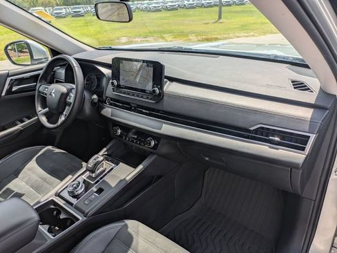 Used 2024 Mitsubishi Outlander SE AWD/4WD image 43