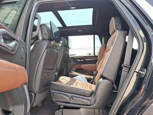 Used 2023 GMC Yukon Denali Ultimate AWD/4WD image 10