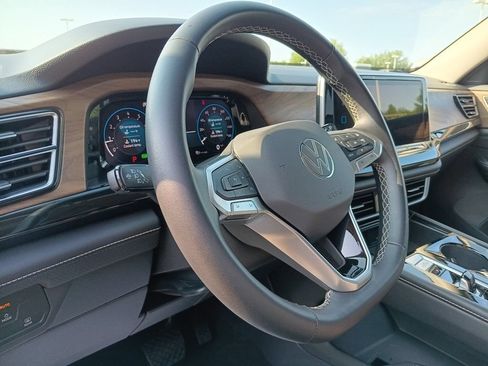 Used 2025 Volkswagen Atlas SE AWD/4WD image 23
