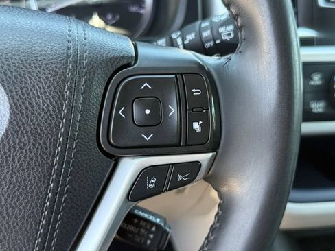 Used 2019 Toyota Highlander XLE AWD/4WD image 18