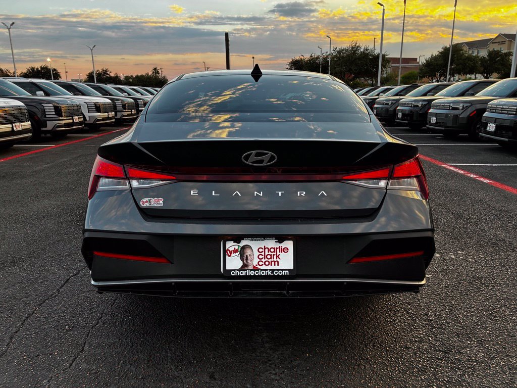Certified 2026 Hyundai Elantra SE FWD image 4