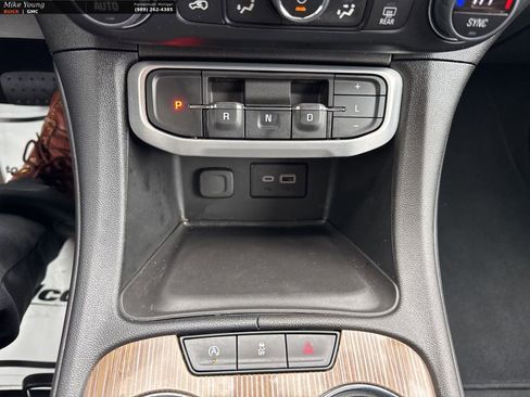 Used 2023 GMC Acadia SLE FWD image 25