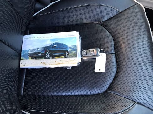 Used 2023 Chrysler Pacifica Limited FWD image 50