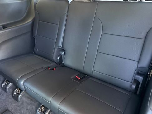 Used 2025 Chevrolet Traverse LT FWD image 24