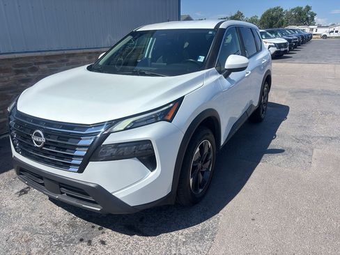 Used 2025 Nissan Rogue SV AWD/4WD image 2
