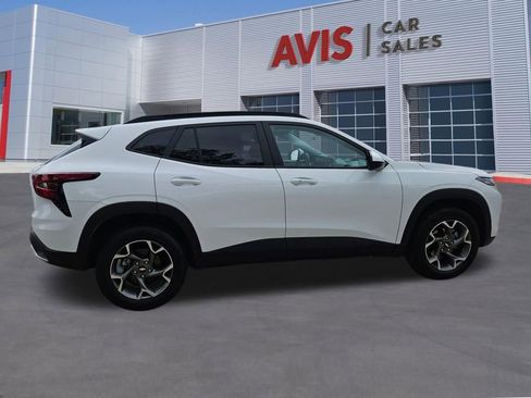 Used 2025 Chevrolet Trax LT w/ LT Convenience Package FWD image 7