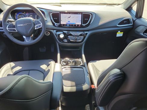 New 2026 Chrysler Pacifica Limited w/ Trailer Tow Group image 13