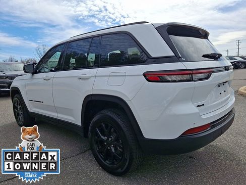 Used 2024 Jeep Grand Cherokee Altitude image 4