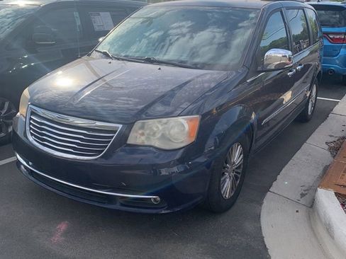 Used 2015 Chrysler Town & Country Touring-L w/ Driver Convenience Group image 9