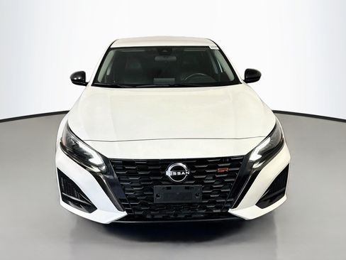 Used 2023 Nissan Altima 2.5 SR FWD image 2