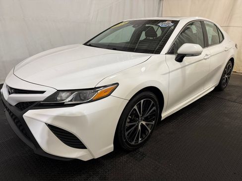 Used 2018 Toyota Camry SE image 1