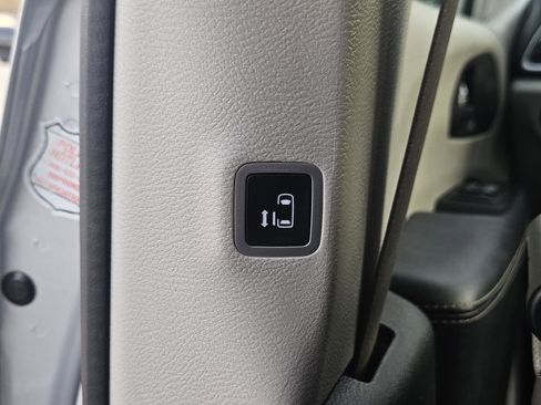 Used 2023 Chrysler Voyager LX image 30