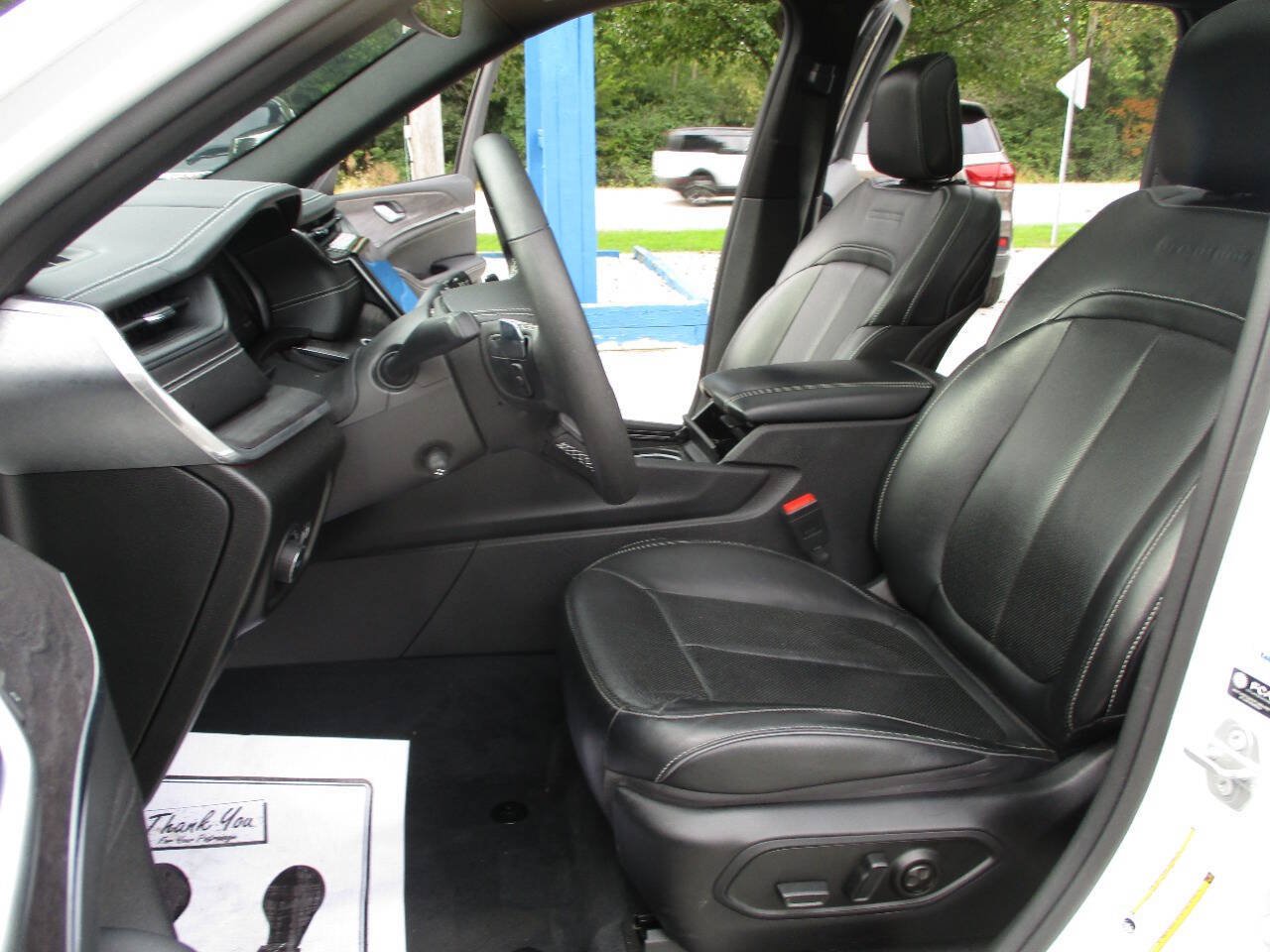 Used 2023 Jeep Grand Cherokee Overland AWD/4WD image 24