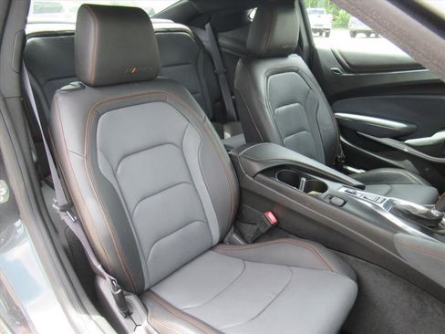 Used 2017 Chevrolet Camaro LT RWD image 9