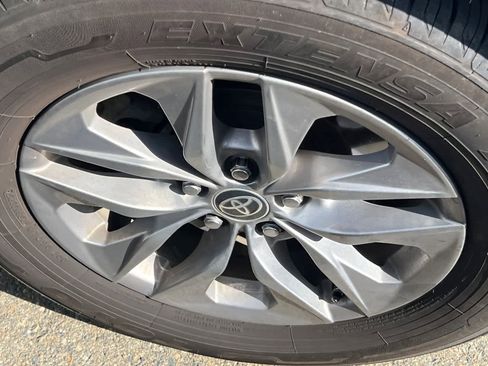 Used 2022 Toyota Sienna XLE w/ XLE Plus Package FWD image 17