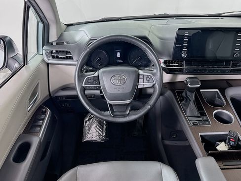 Used 2023 Toyota Sienna XLE image 18