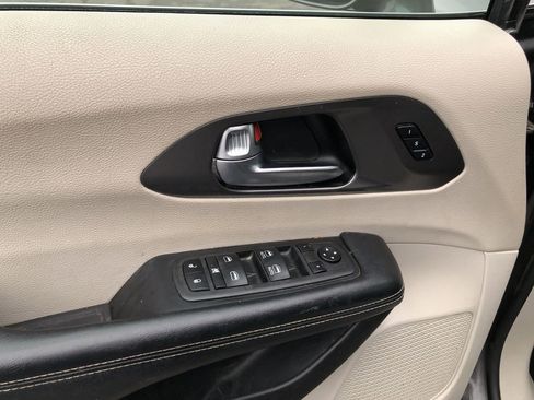 Used 2022 Chrysler Pacifica Touring-L image 14