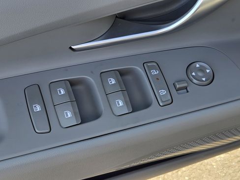 New 2025 Hyundai Elantra SEL image 17