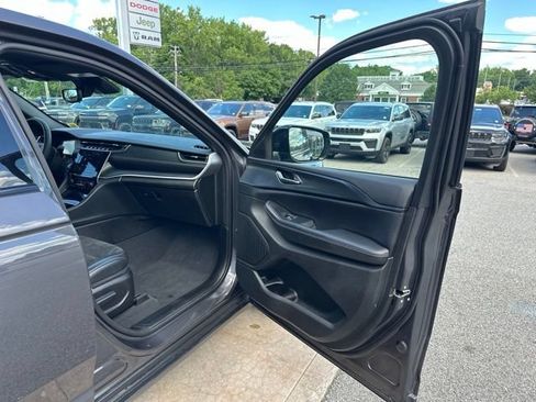 Used 2023 Jeep Grand Cherokee Altitude AWD/4WD image 13