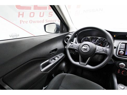 Certified 2025 Nissan Kicks Play S image 6