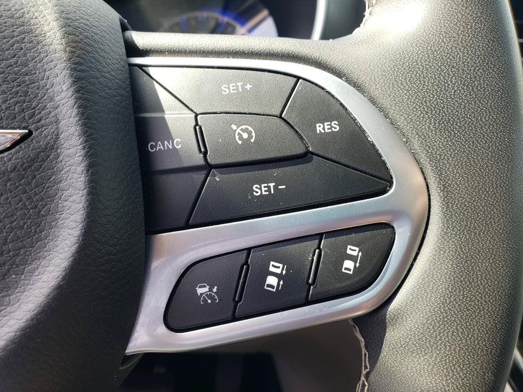 Used 2023 Chrysler Pacifica Touring-L FWD image 17