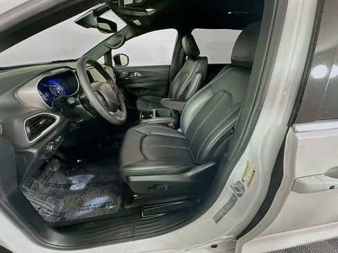 Certified 2025 Chrysler Pacifica Select image 31