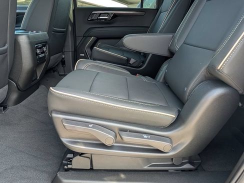 Used 2026 Chevrolet Suburban Premier w/ Sun And Tow Package RWD image 24