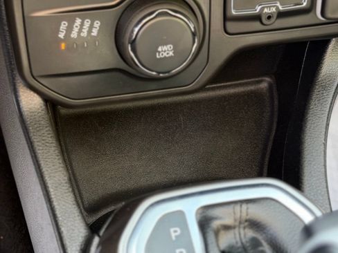 Used 2019 Jeep Renegade Limited AWD/4WD image 15