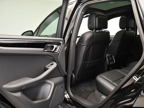 Used 2025 Porsche Macan image 43