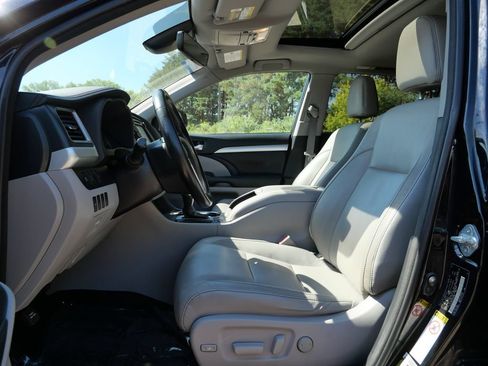 Used 2018 Toyota Highlander XLE AWD/4WD image 22