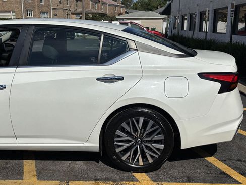 Used 2024 Nissan Altima 2.5 SV FWD image 14