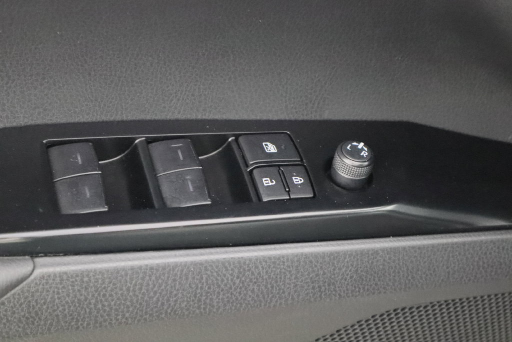Used 2025 Toyota Camry SE w/ Convenience Package FWD image 17