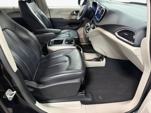 Used 2023 Chrysler Pacifica Touring-L FWD image 9