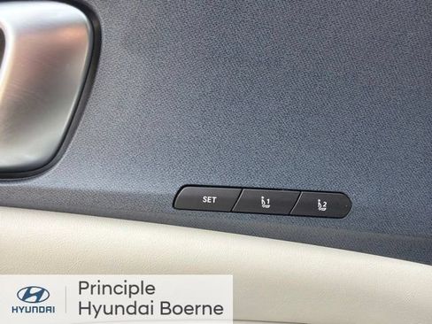 Used 2025 Kia Carnival EX FWD image 19