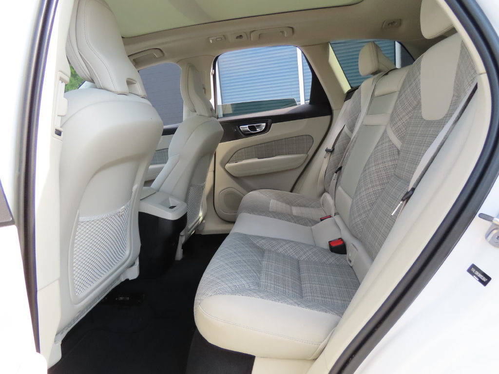 Used 2022 Volvo XC60 B5 Momentum AWD/4WD image 24