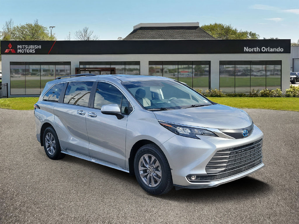 Used 2025 Toyota Sienna XLE FWD image 4