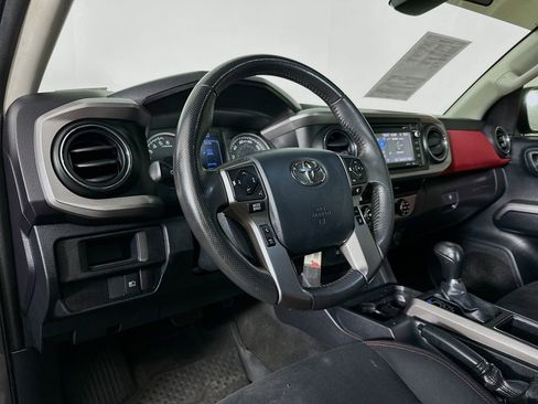 Used 2018 Toyota Tacoma SR5 w/ SR5 Appearance Package (SM) image 9