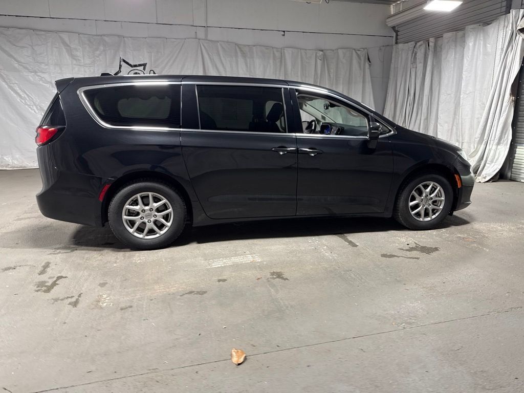 Used 2023 Chrysler Pacifica Touring-L FWD image 8