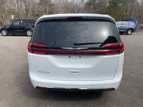 Used 2023 Chrysler Pacifica Touring-L image 6