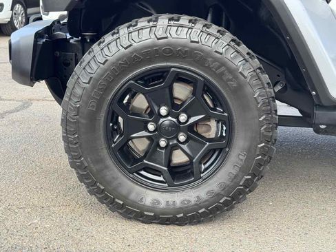 Used 2021 Jeep Gladiator Sport image 9