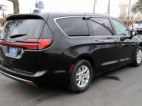 Used 2024 Chrysler Pacifica Touring-L image 12